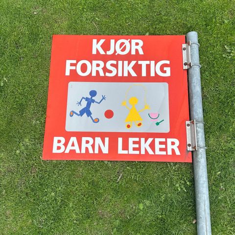 "Barn leker" skilt med stolpe og betongfot