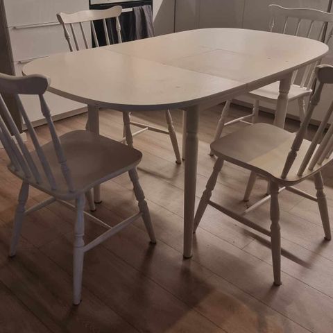 Kjøkkenbord m/4 stoler