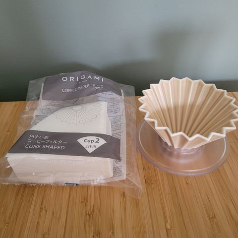 Origami dripper, størrelse S, keramikk, matte beige (+ plastbase og filtre)