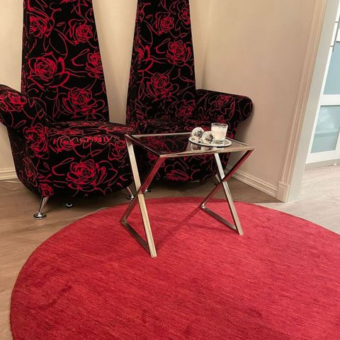 2 høye stoler med teppe - perfekt til stue/soverom/enter