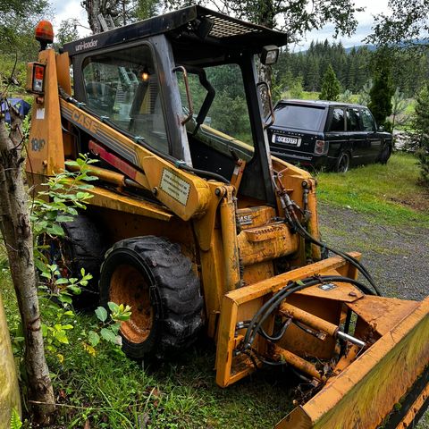 Stor motorisert snøskuffe og spade (kompaktlaster opppussningsprosjekt)