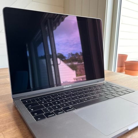 *RESERVERT* Strøken MacBook Pro 13" 2017 8GB minne, 250GB lagring