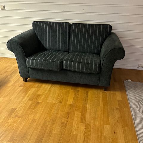 Liten koselig to seter sofa