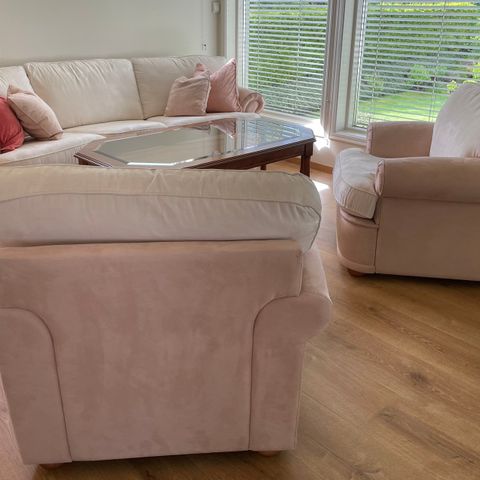 Sofa, 2 stoler i Microfibre (lys beige og offwhite puter) og mahogni glassbord