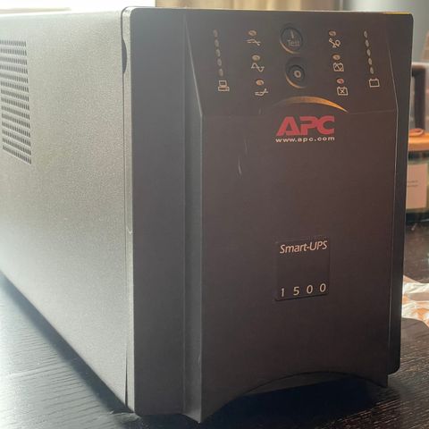 APC Smart-UPS 1500 med defekte batteri (reservert)