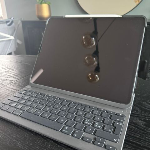 Ipad Pro 12,9 med Apple Pencil og Logitech tastatur