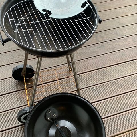 Grill kulegrill  gis bort. Første som henter får. . Lite brukt