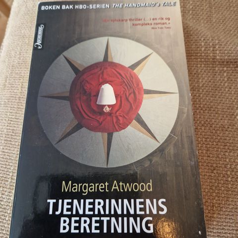 TJENERINNENS BERETNING AV MARGARET ATWOOD