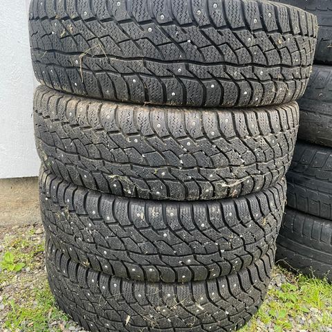 Piggdekk 215/70R16