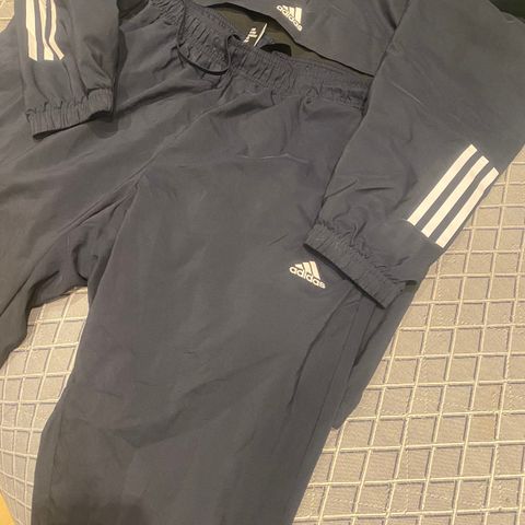 Adidas treningsdress i utmerket stand, kun brukt to ganger