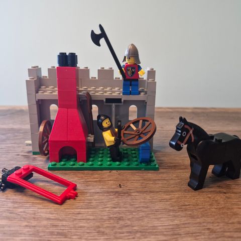 Lego 6040 Blacksmith Shop fra Lego Castle Lion Knight's serien (II)