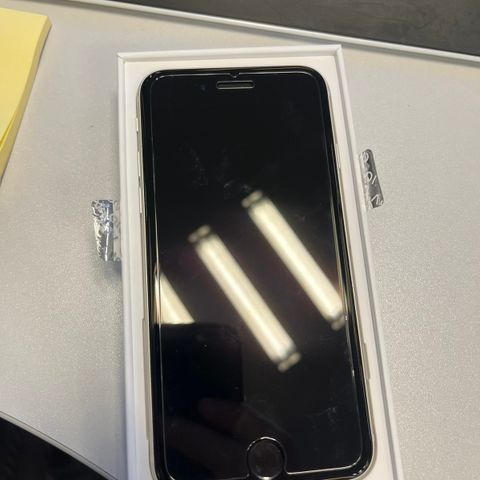 Ny iPhone SE 2022 model A2783 meg skjermbeskytter og deksel