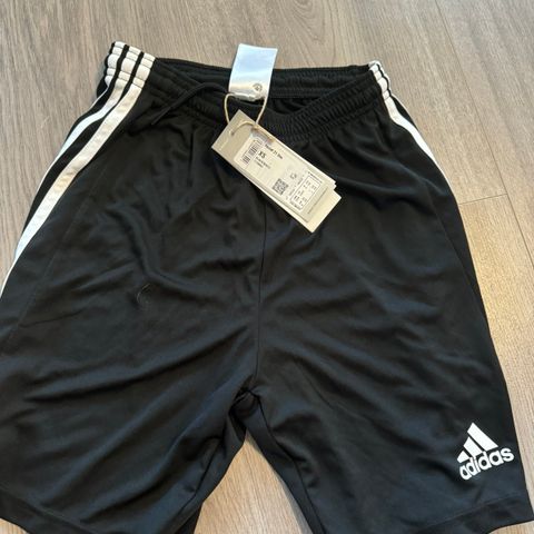 ADIDAS TRENINGSSHORTS - helt ny - str XS