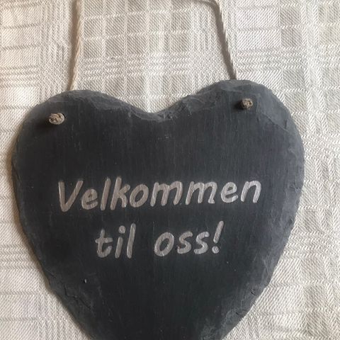 «VELKOMMEN TIL OSS» SKILT, på skifer