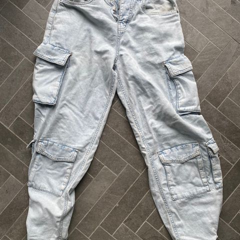 Kul baggy/cargo bukse fra Stradivarius