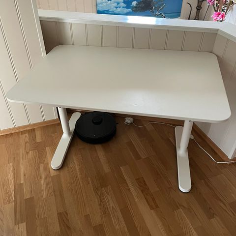 Hvit IKEA Bekant skrivebord