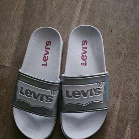 Badesko, Levi's