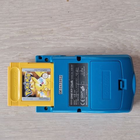 Game Boy med Pokemon spill