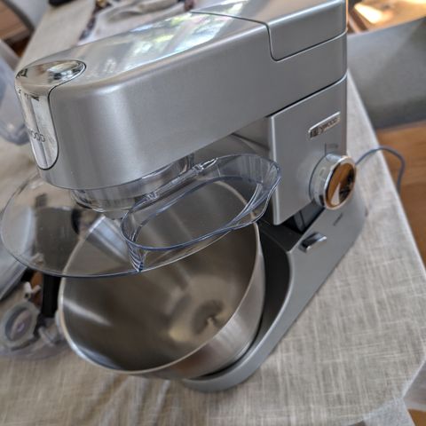 Kenwood Chef 1000 w med blender og kjøttkvern. Bare brukt til glutenfritt.