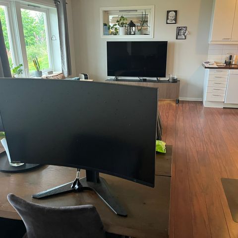 Lenovo 32” Curved