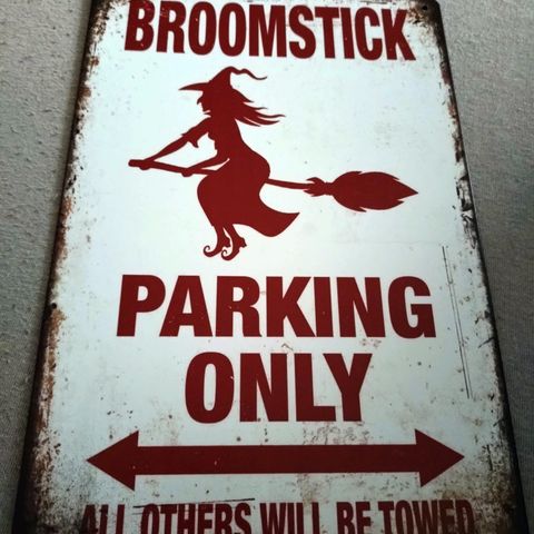 Broomstick parking only skilt