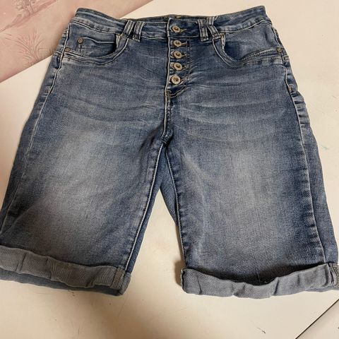 Shorts i str S (27) fra Floyd selges kr 50