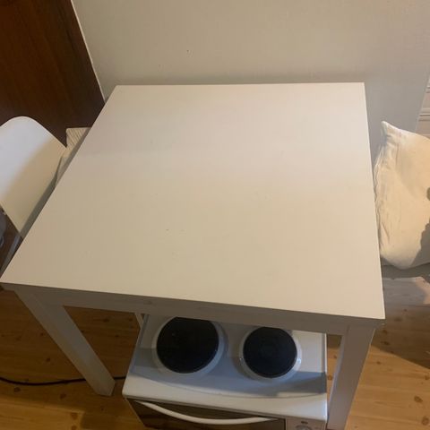 hvitt bord, nesten god som ny