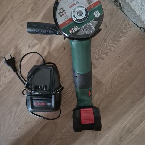 Bosch vinkelsliper 18w med original lader og 3 Diamant blader som er strøkne!