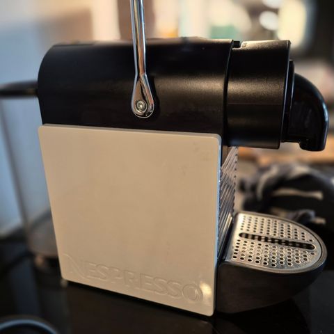 Nespresso kaffemaskin, inkludert orginiale kaffekapsler