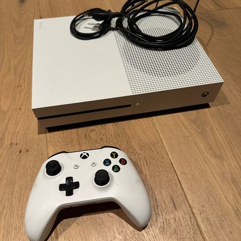 Pent brukt Xbox One - S selges (m kontroll og kabel)