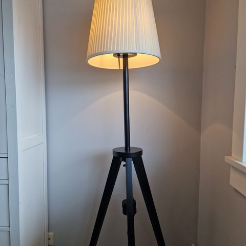 Brunsort Lauters lampe fra IKEA