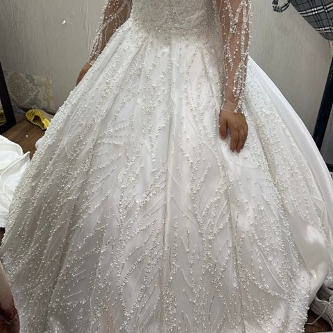 Helt ny custom brudekjole (følger med slør)