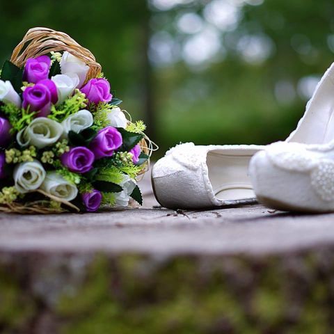 Brude sko, slår, liten veske og blomster bukett