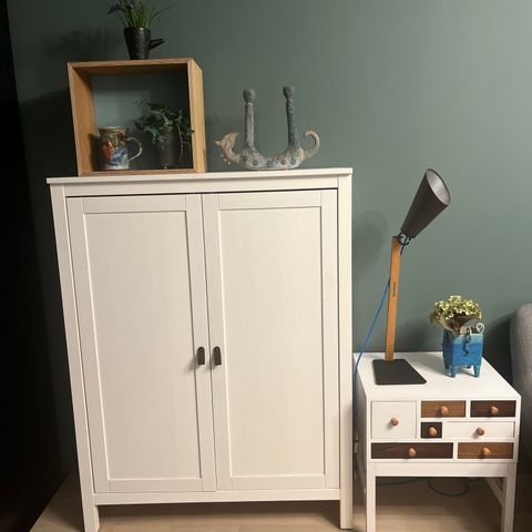 RESERVERT til 13/8,  Ikea Hemnes  skap,  med skinnknotter fra Home and cottage