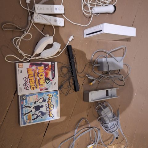 Nintendo Wii med spill og kontroller