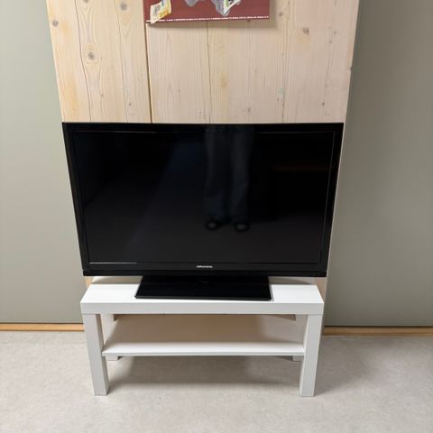 Grundig TV og IKEA TV benk