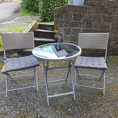Hagesett / Cafesett med bord og to stoler