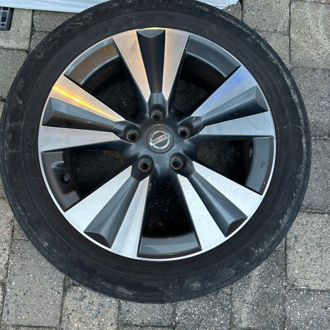 215/50R17 felg Nissan Leaf med slitte sommerdekk