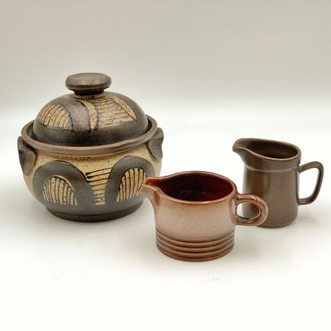 Lot med rustikk brun keramikk