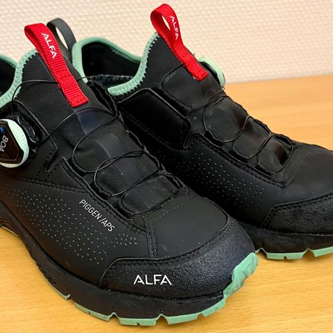 Alfa Piggen APS GTX W sko i str 39 i svart farge til salgs