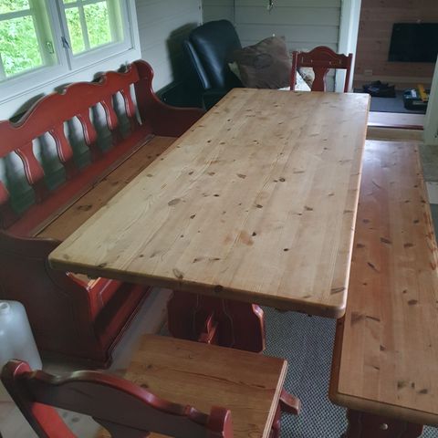 Bondemøbler (bord+2 extra bordklaffer,2 stoler, benk og spisestuebenk)