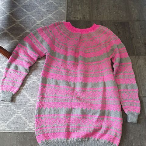 Fin lang strikket genser i grå og rosa