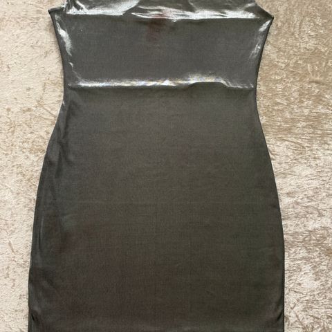 Mørk grå/sort trang kjole fra BikBok selges kr. 150,- evt. gi bud