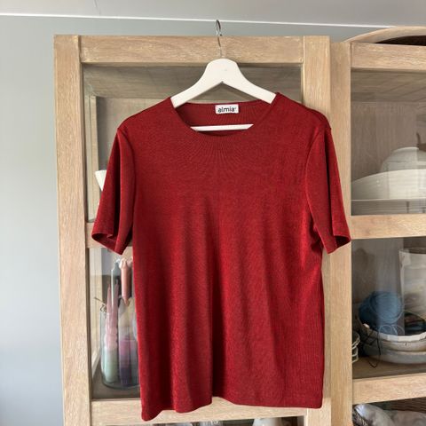 Rød t-skjorte med skimmer