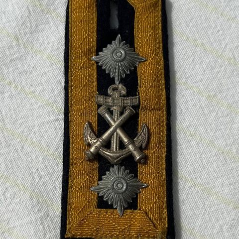 2. v.k. - Kriegsmarine skulderklaff for «Feuerwerker» og «Oberfeldwebel»