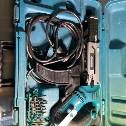 Makita auto feed screwdriver 6843