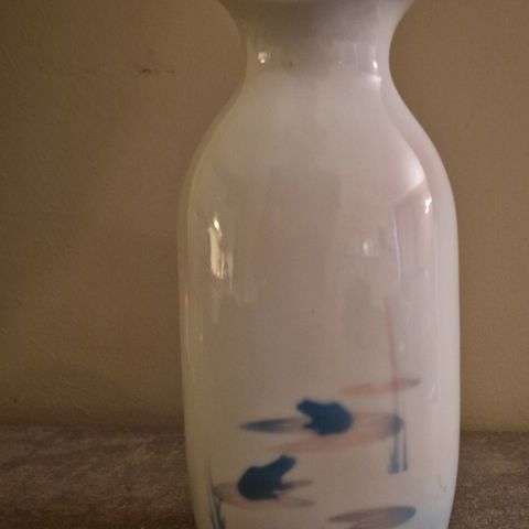 Vakker liten vase fra Skottland. Motiv frosker. Highbank Porcelain.