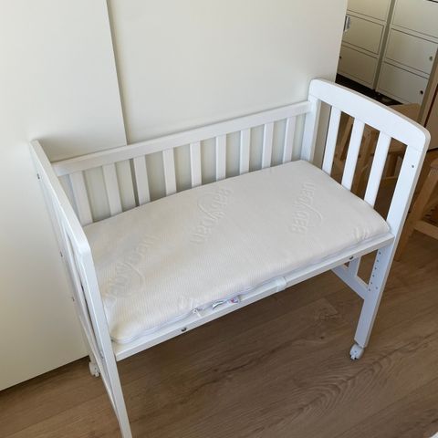 Babydan Bedside crib (med madrass)