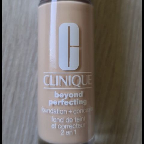 Som ny Clinique Beyond Perfecting Foundation + Concealer 2 i 1 30ml.