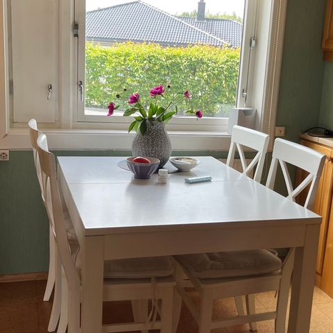 Kjøkkenbord og 4 stoler